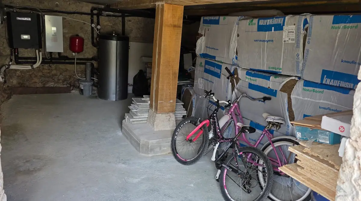 family at risk small family home in Ledici Second Foundation 02