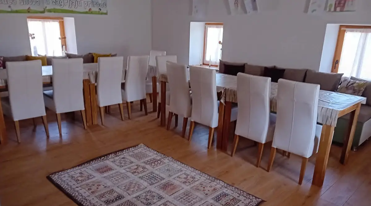 family at risk small family home in Ledici Second Foundation 04