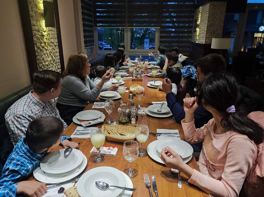 Restaurant 'Prava priča' organized a traditional iftar for children from the Small Family Home in Sokolović Kolonija again this year